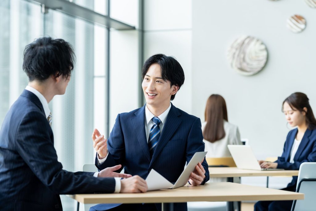 アシスト机で話をしている男性