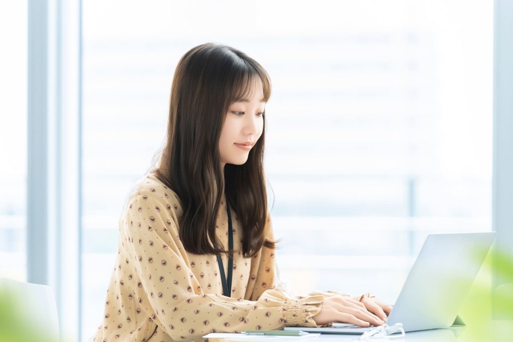 アシストでパソコン作業をしている女性